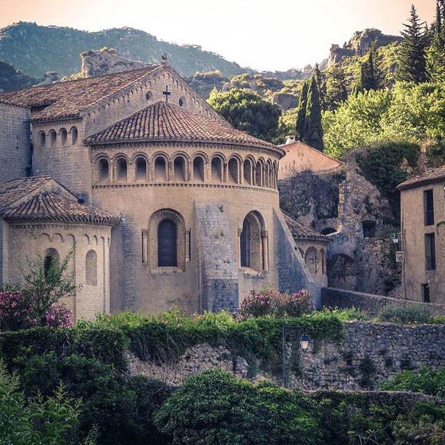 EXCURSION EN MINI-BUS AVEC O'THAUBUS : SAINT-GUILHEM-LE-DÉSERT